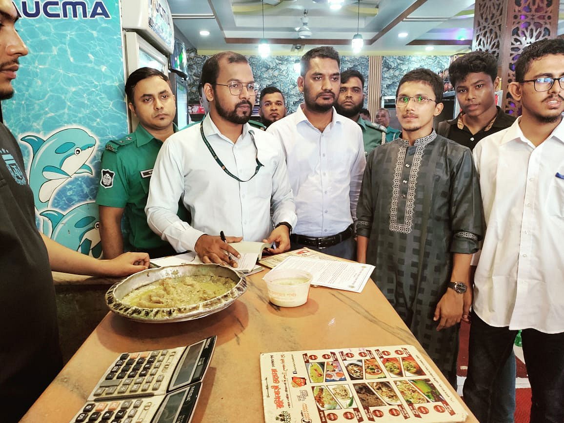 মেয়াদোত্তীর্ণ দই দিয়ে লাচ্ছি তৈরির অপরাধে কুটুমবাড়ি রেস্তোরাঁকে জরিমানা করা হয়। আজ রেস্তোরাঁর চকবাজার শাখায়