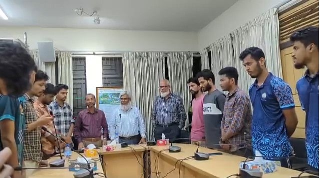 সদ্য নিয়োগপ্রাপ্ত শাহজালাল বিশ্ববিদ্যালয়ের সহ-উপাচার্য ও কোষাধ্যক্ষকে শপথবাক্য পাঠ করাচ্ছেন শিক্ষার্থীরা