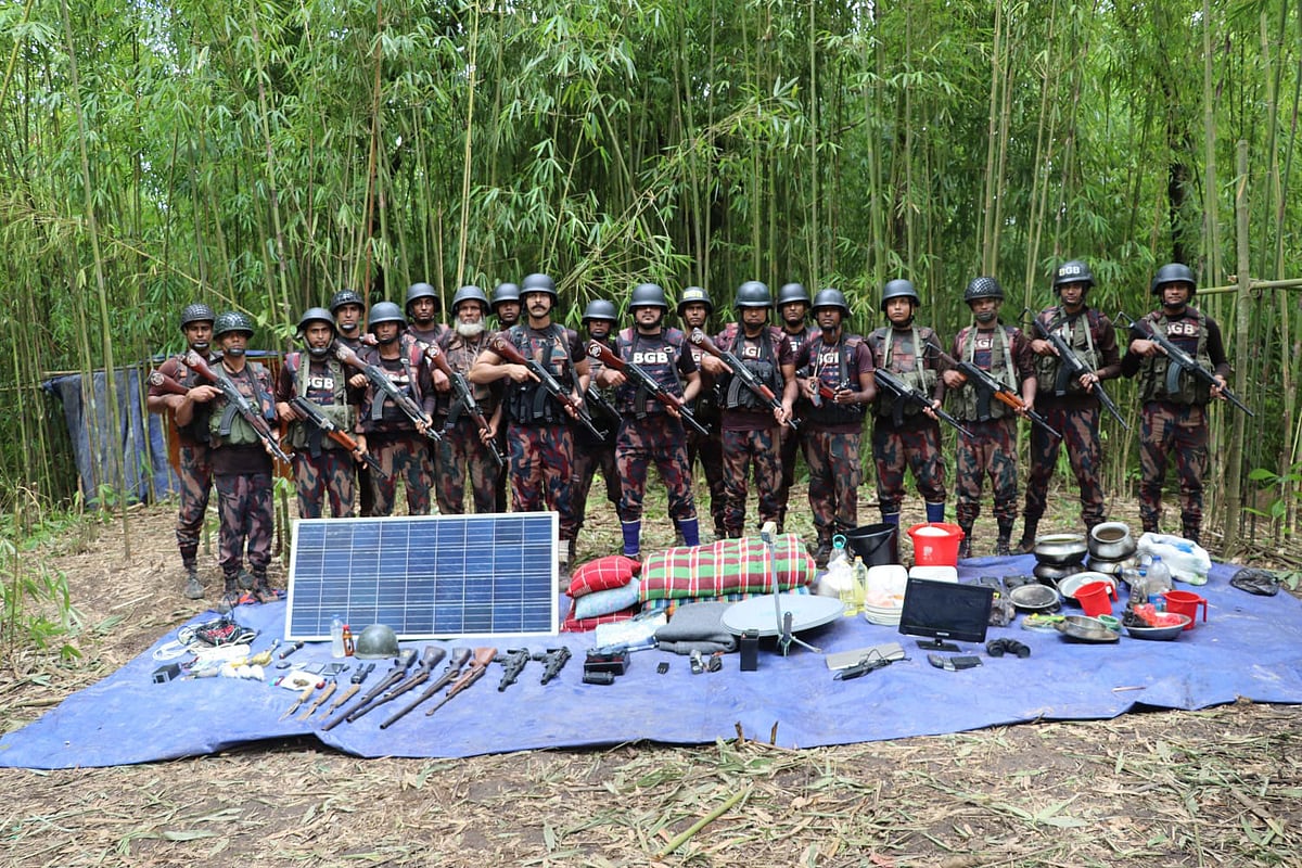 বান্দরবানের রুমা উপজেলার দুর্গম দোপানিছড়া এলাকায় অভিযান চালিয়ে অস্ত্র, গুলি ও অন্যান্য সরঞ্জাম উদ্ধার করেছে বিজিবি