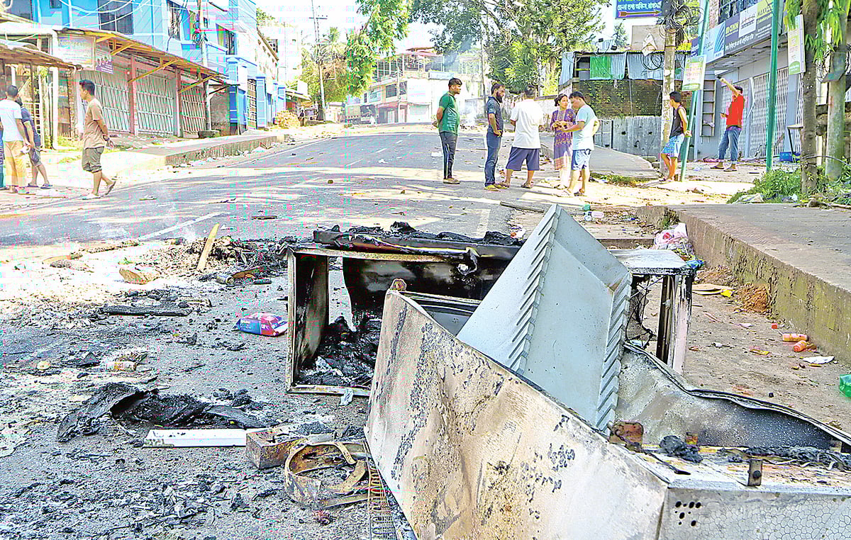 খাগড়াছড়ির দীঘিনালায় তিনজন নিহতের ঘটনার প্রতিবাদে রাঙামাটিতে পাহাড়ি ছাত্র পরিষদ বিক্ষোভ মিছিল করে। মিছিলটি শহরের বনরূপা এলাকায় পৌঁছালে জনতা তাঁদের ধাওয়া দিয়ে ছত্রভঙ্গ করে দেয়। পরে রাঙামাটির বিভিন্ন এলাকায় দোকানপাটে অগ্নিসংযোগ ও ভাঙচুর করে দুর্বৃত্তরা। গতকাল দুপুরে রাঙামাটি শহরের উত্তর কালিন্দীপুর এলাকায়।