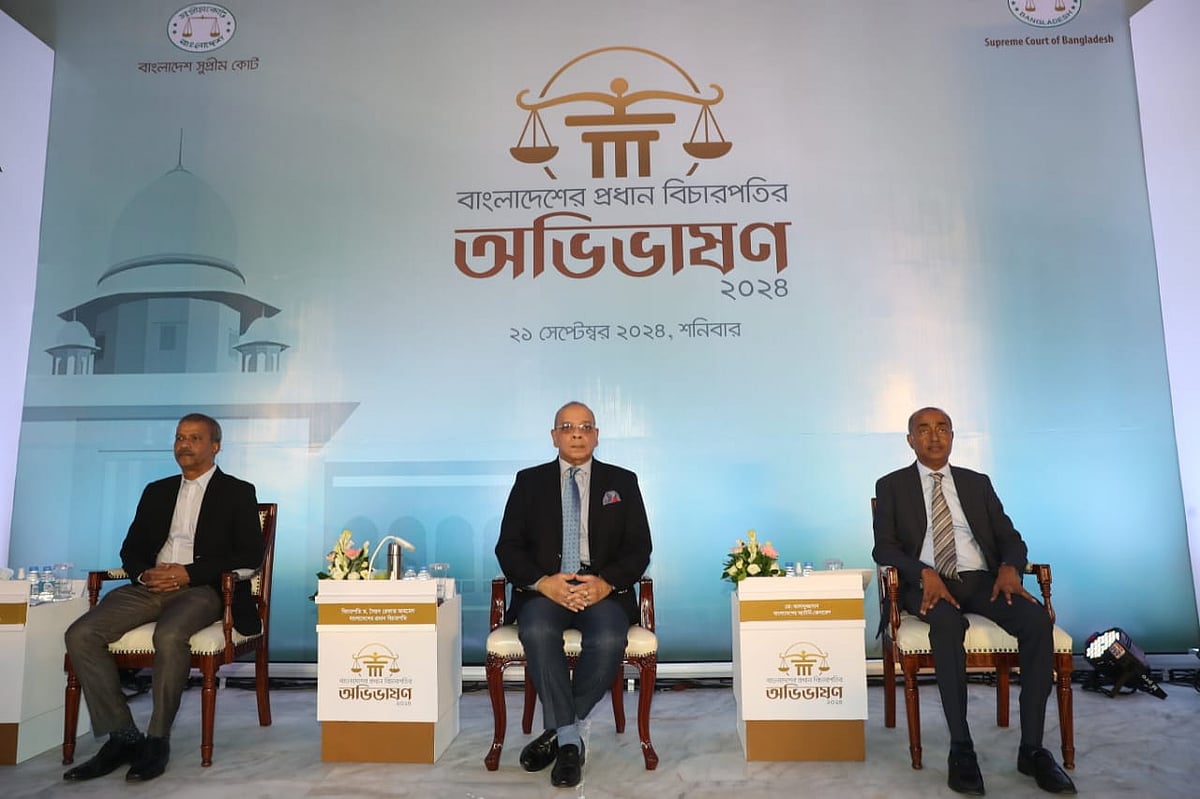 সুপ্রিম কোর্টের মূল ভবনের ইনার গার্ডেনে অভিভাষণের আয়োজনে প্রধান বিচারপতি সৈয়দ রেফাত আহমেদ (মাঝে), আইন উপদেষ্টা ড. আসিফ নজরুল (বাঁয়ে) ও অ্যাটর্নি জেনারেল মো. আসাদুজ্জামান (ডানে)