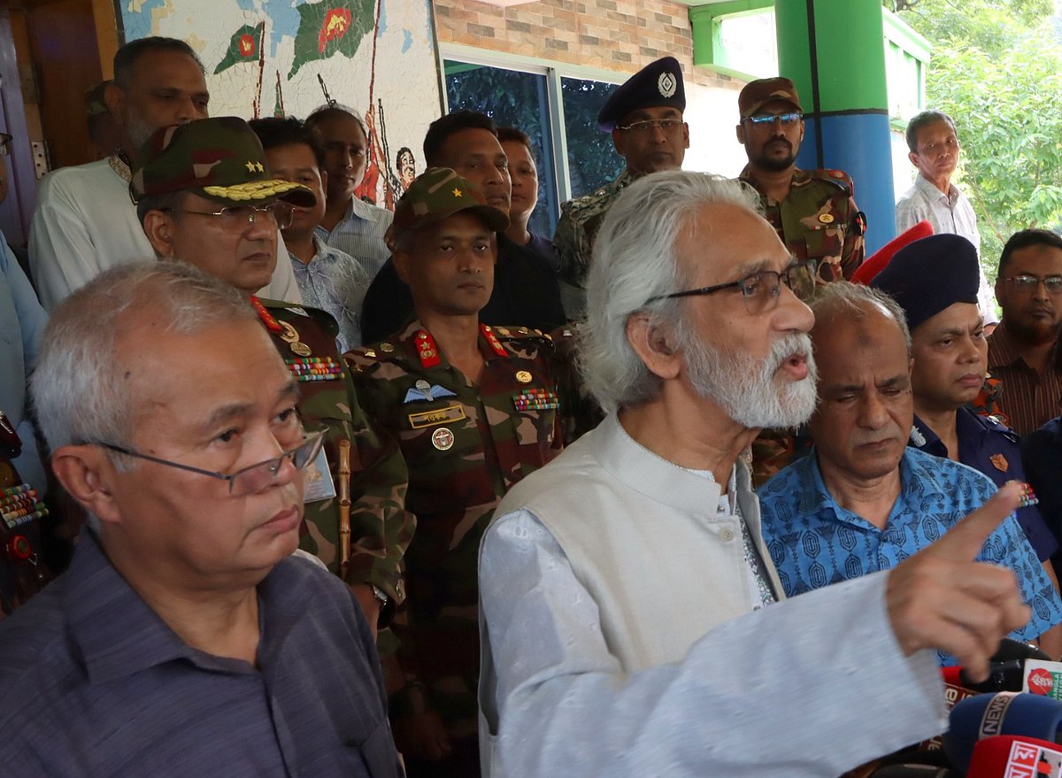 রাঙামাটিতে সংবাদ সংবাদ সম্মেলনে বক্তব্য দেন স্থানীয় সরকার পল্লি উন্নয়ন ও সমবায় মন্ত্রণালয়ের উপদেষ্টা এ এফ হাসান আরিফ। আজ দুপুরে শহরের সেনা রিজিয়নের প্রান্তিক মিলনায়তনে