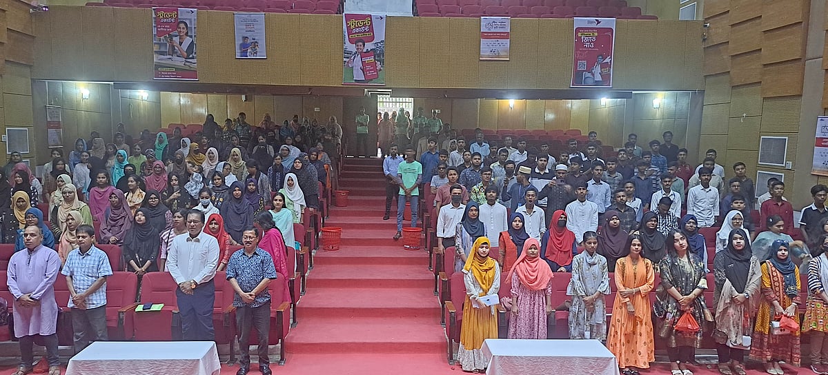 সম্প্রতি ছাত্র-জনতার আন্দোলনে শহীদদের স্মরণে দাঁড়িয়ে এক মিনিট নীরবতা পালন করা হয়। আজ শনিবার সকালে পটুয়াখালী শহরের শিল্পকলা একাডেমি মিলনায়তনে