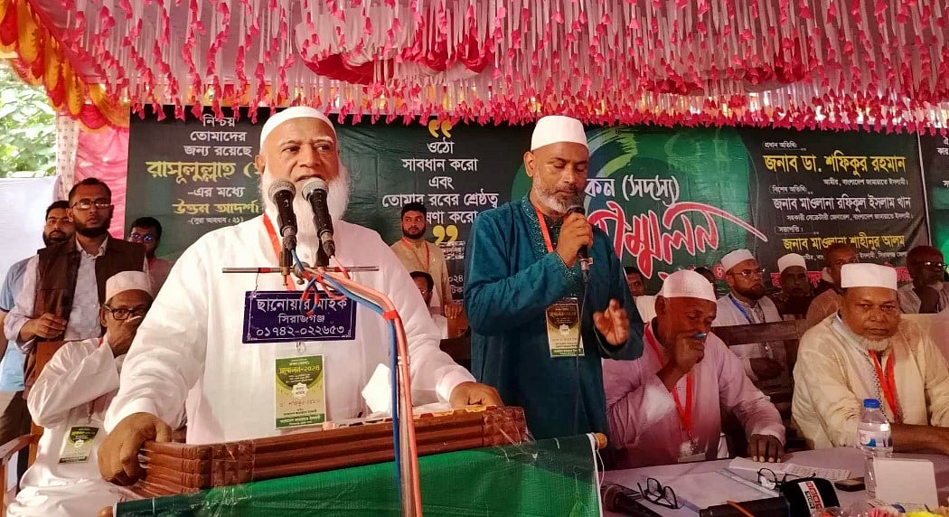 সিরাজগঞ্জে রোকন সম্মেলনে প্রধান অতিথির বক্তব্য দিচ্ছেন জামায়াতে ইসলামীর আমির শফিকুর রহমান। আজ শনিবার দুপুরে পৌর শহরের দারুল ইসলাম একাডেমি মাঠে