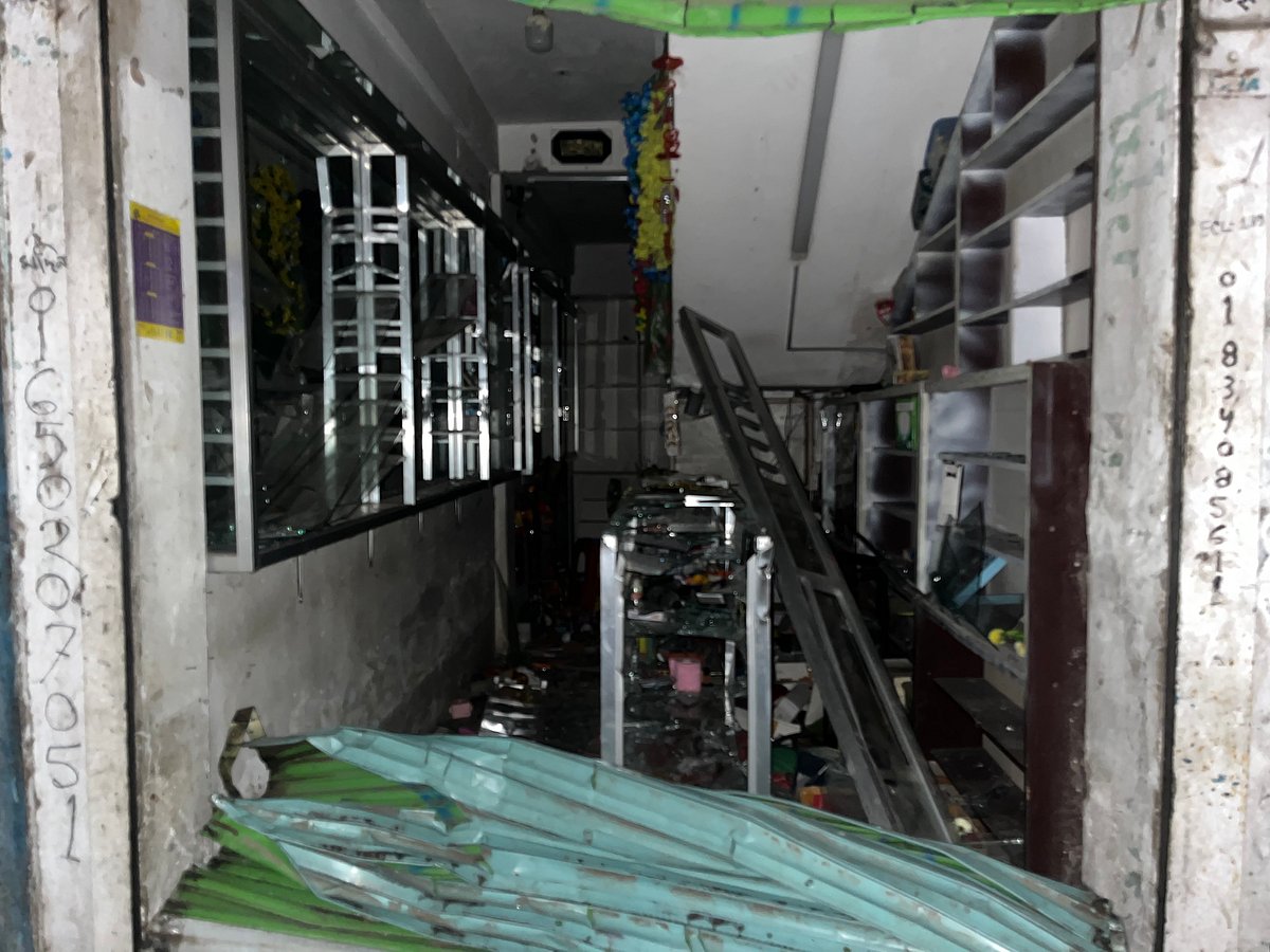 মাদারীপুরে হামলায় নিহত ইকবাল ব্যাপারীর দোকান আগুনে পুড়িয়ে দিয়েছে হামলাকারীরা। গতকাল শনিবার শহরের চরমুগরিয়া বাজারে