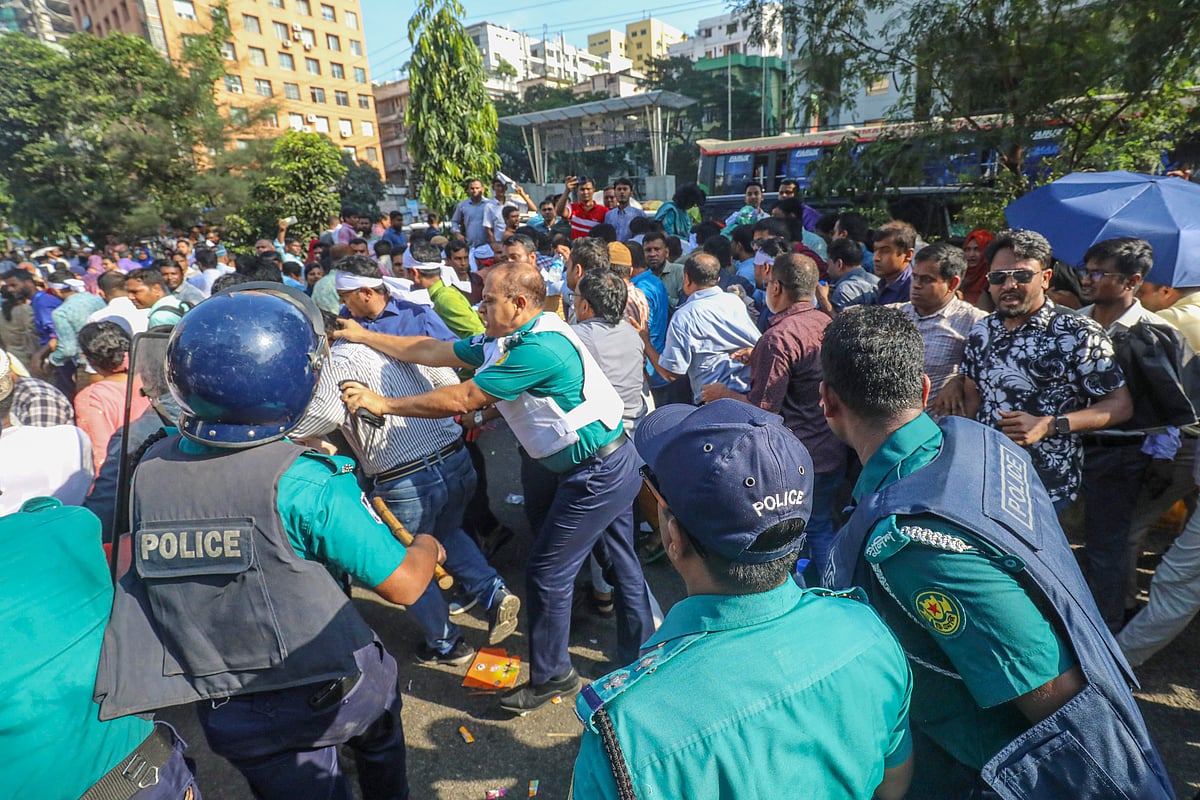 Politsiya zobiti Aletta Okean qamoqxonadagi mahbuslarni sikmoqda