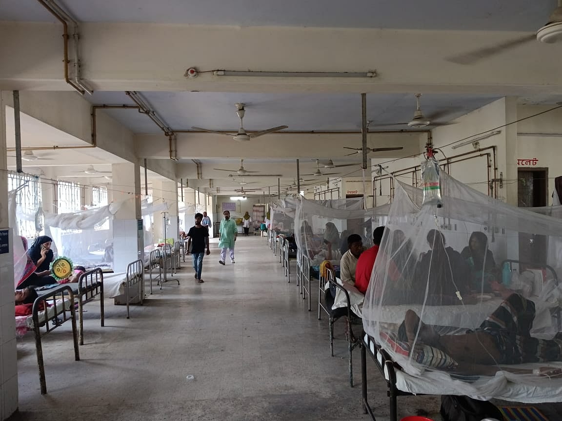 ময়মনসিংহ মেডিকেল কলেজ হাসপাতালে চিকিৎসাধীন ডেঙ্গু রোগীরা।রোববার দুপুরে ডেঙ্গু ওয়ার্ডে