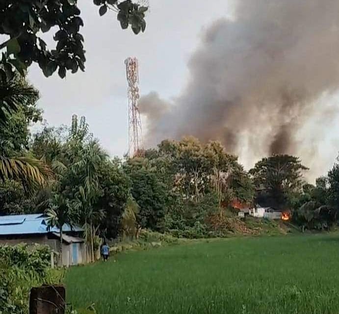 খাগড়াছড়ি জেলার দীঘিনালা উপজেলায় সংঘর্ষের পর ঘরবাড়ি ও দোকানে আগুন দেওয়া হয়। ১৯ সেপ্টেম্বর ২০২৪