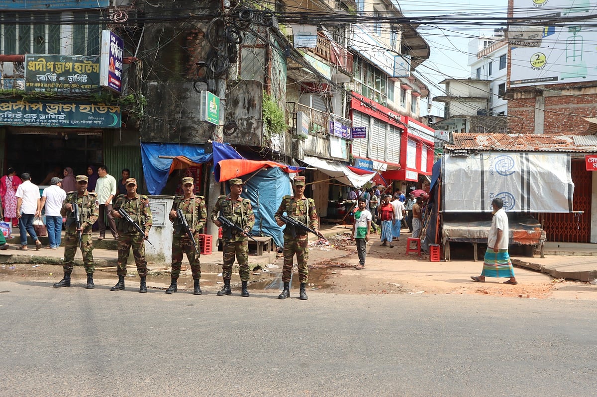১৪৪ ধারা প্রত্যাহারের পর রাঙামাটি শহরের বনরূপা এলাকায় সেনা সদস্যদের সতর্ক প্রহরা