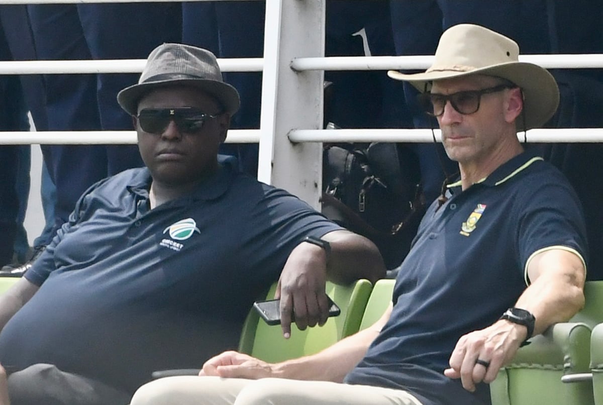 শেরেবাংলা স্টেডিয়ামের গ্যালারিতে বসে নিরাপত্তা মহড়া দেখছেন দক্ষিণ আফ্রিকার নিরাপত্তা প্রতিনিধিদলের প্রধান রোরি স্টেইন (ডানে) ও তাঁর এক সঙ্গী।