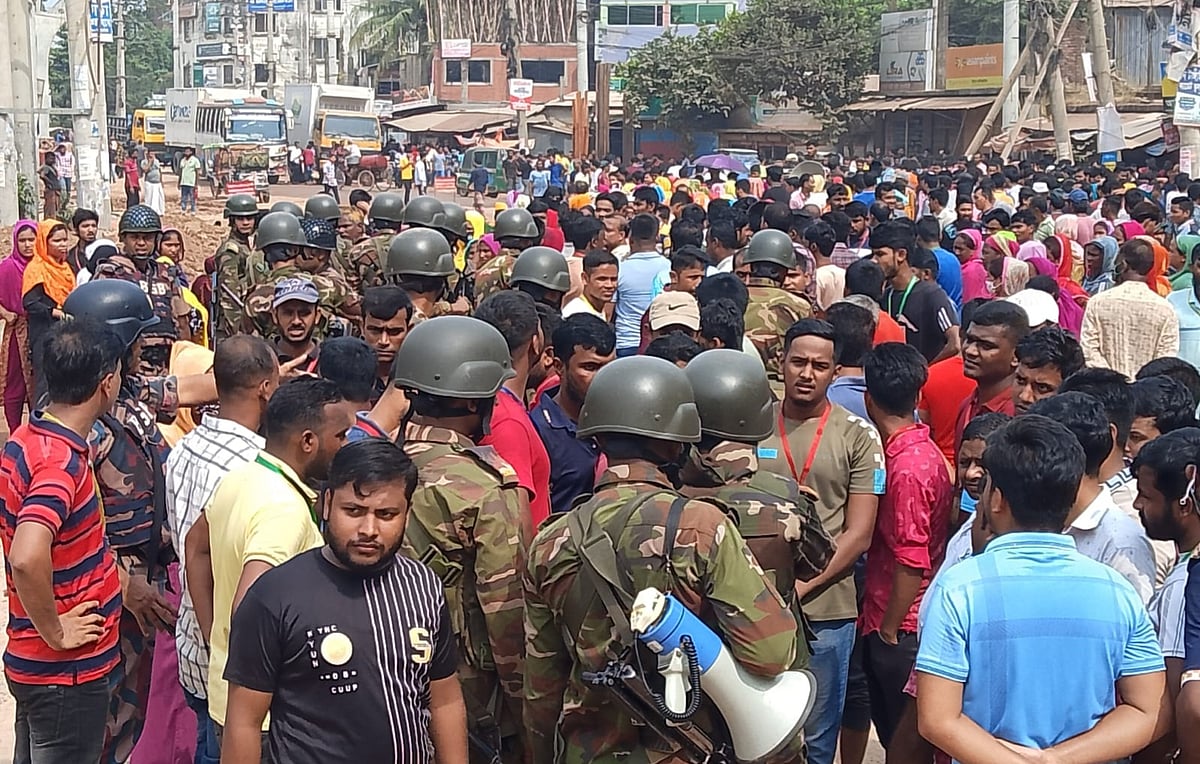 সাভারের আশুলিয়ায় বকেয়া বেতন ও কারখানা চালু করার দাবিতে আজ সোমবার সড়ক অবরোধ করে বিক্ষোভ করেছেন গার্মেন্টসের শ্রমিকেরা