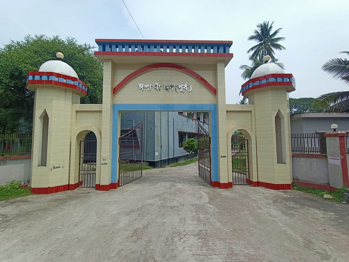 বাংলাদেশ কৃষি বিশ্ববিদ্যালয়ের ঈশা খাঁ হলের সামনে। আজ সকালে তোলা