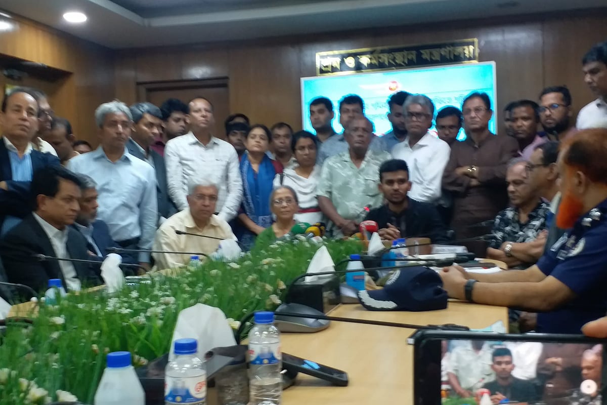 সচিবালয়ে আজ মঙ্গলবার বিজিএমইএ নেতৃবৃন্দ ও শ্রমিক সংগঠনের নেতাদের সঙ্গে বৈঠক করেন সরকারের চারজন উপদেষ্টা