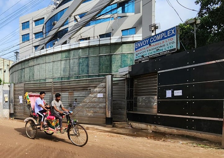 সাভারের আশুলিয়ার জামগড়া এলাকায় এনভয় কমপ্লেক্সের ফটকের সামনে টাঙানো রয়েছে কারখানা বন্ধের নোটিশ