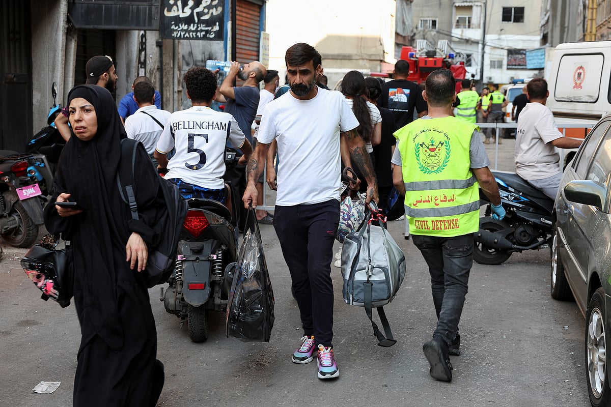 ইসরায়েলের হামলার পর পালাচ্ছেন লেবাননের রাজধানী বৈরুতের উপকণ্ঠে এক এলাকার বাসিন্দারা