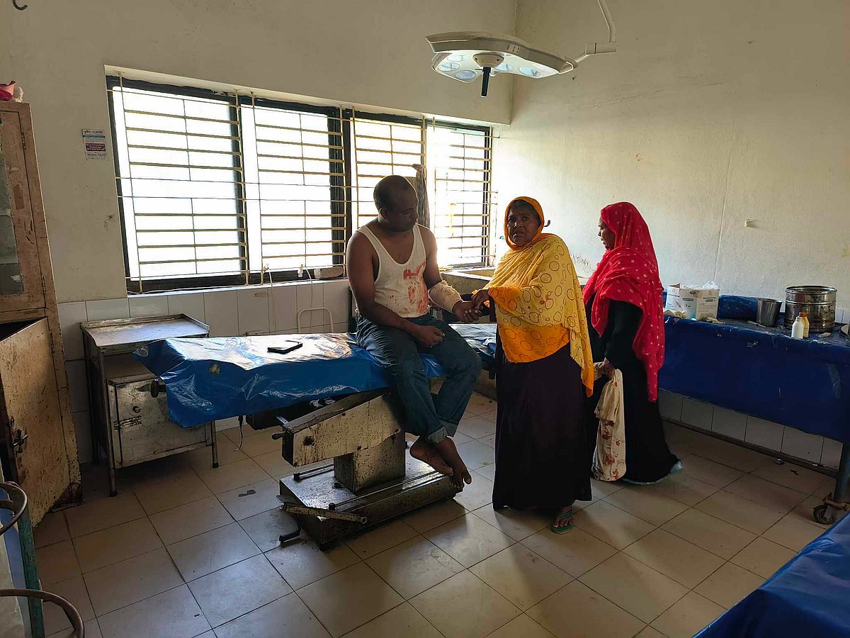 কুষ্টিয়া মিরপুরে বিএনপির দুই পক্ষের সংঘর্ষে আহতদের চিকিৎসা দেওয়া হয়