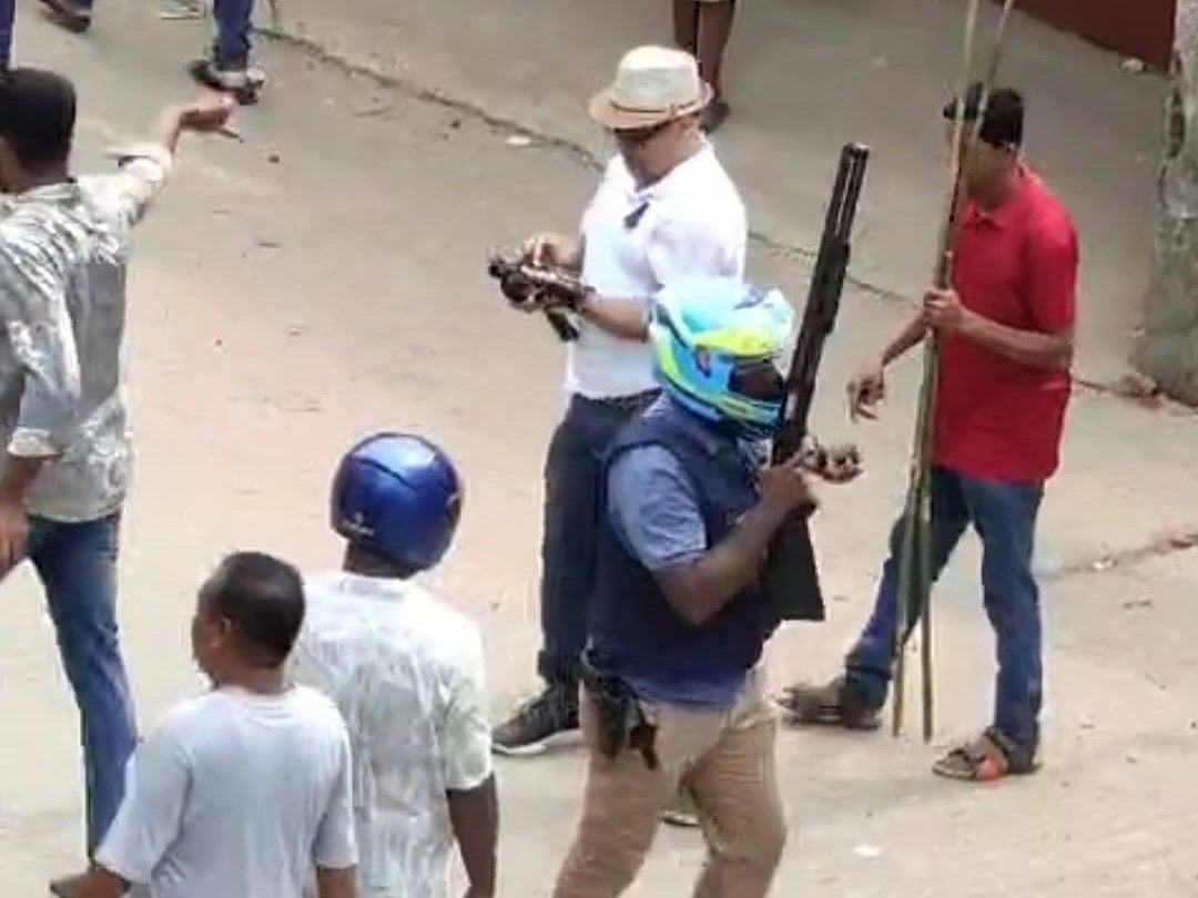 হবিগঞ্জে আওয়ামী লীগ নেতা-কর্মীদের সঙ্গে বৈষম্যবিরোধী আন্দোলনে ছাত্র-জনতার দিকে শটগান হাতে গুলি ছুড়ছেন এক ব্যক্তি। ওই ব্যক্তি হবিগঞ্জ-৩ আসনের সাবেক এমপি আবু জাহিরের গানম্যান ও পুলিশ সদস্য মাহবুব আহম্মদ (মাথায় নীল রঙের হেলমেট ও পুলিশ লেখা জ্যাকেট পরা)। গত ৪ আগস্ট শহরের তিনকোনা পুকুরপাড় এলাকায়।