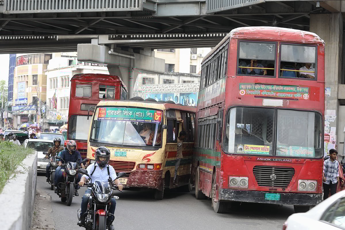 এলোমেলোভাবে বাস থামানোর ফলে অন্য যানবাহন চলাচলে তৈরি হয় প্রতিবন্ধকতা। এ দৃশ্য ফার্মগেট এলাকার