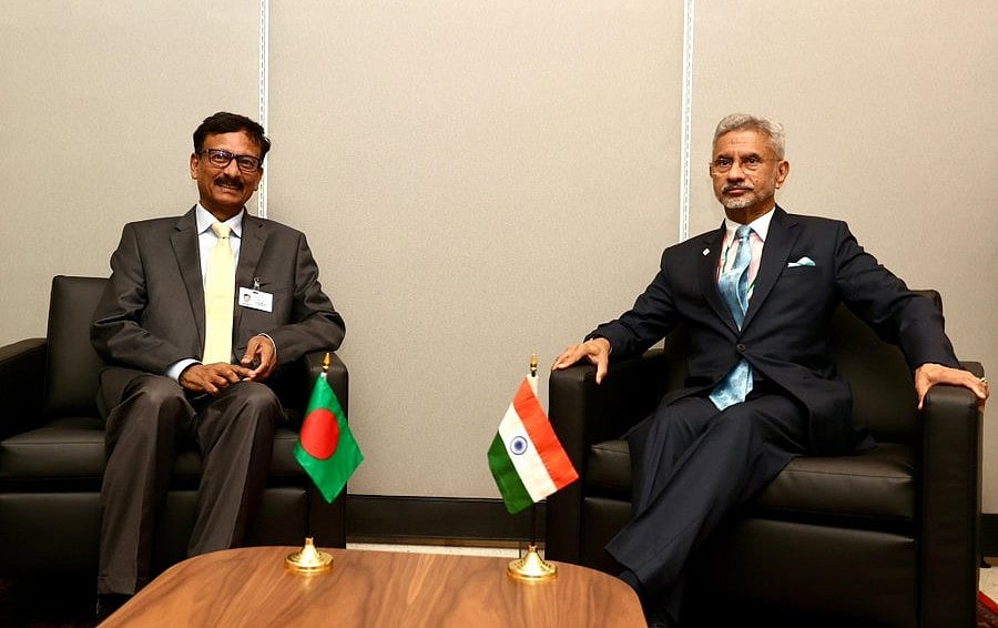 গত ২৪ সেপ্টেম্বর যুক্তরাষ্ট্রের নিউইয়র্কে জাতিসংঘ সাধারণ পরিষদের অধিবেশনের ফাঁকে অন্তর্বর্তী সরকারের পররাষ্ট্র উপদেষ্টা মো. তৌহিদ হোসেন
ও ভারতের পররাষ্ট্রমন্ত্রী এস জয়শঙ্কর বৈঠক করেছিলেন