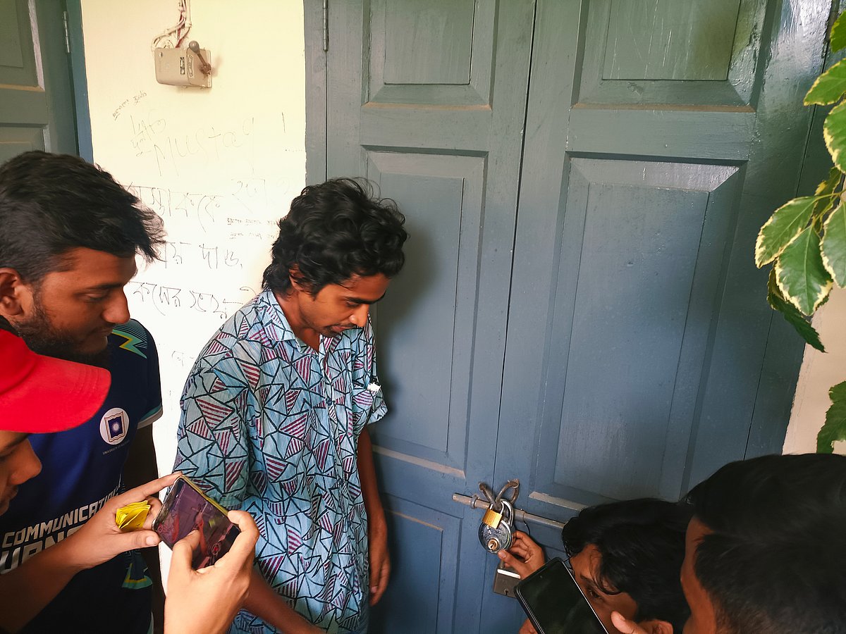 দাবি মেনে নেওয়ায় বিভাগের সভাপতি ও অফিস কক্ষের তালা খুলে দিয়ে আন্দোলন প্রত্যাহার করে নেন শিক্ষার্থীরা। মঙ্গলবার দুপুরে