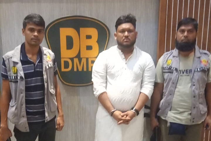 রাজধানীর মোহাম্মদপুর থেকে গতকাল সোমবার রাতে আসামি সিয়াম হাসানকে গ্রেপ্তার করা হয়