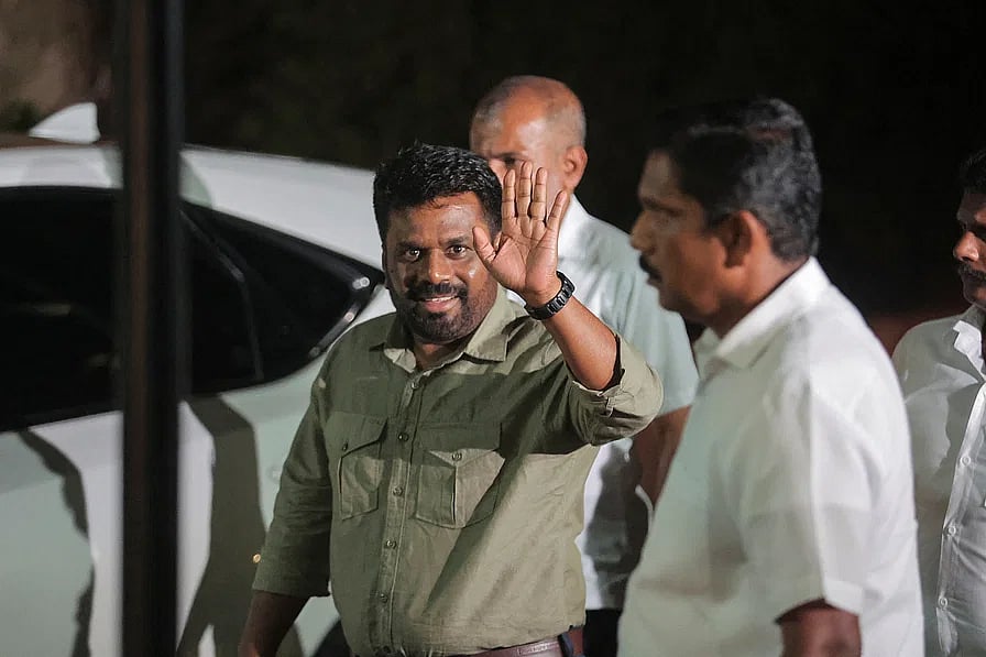 প্রেসিডেন্ট নির্বাচনে বিজয়ী হওয়ার খবরে হাত নেড়ে কর্মী–সমর্থকদের অভিবাদনের জবাব দিচ্ছেন অনূঢ়া কুমারা দিশানায়েকে। গত রোববার রাতে শ্রীলঙ্কার রাজধানী কলম্বোয়