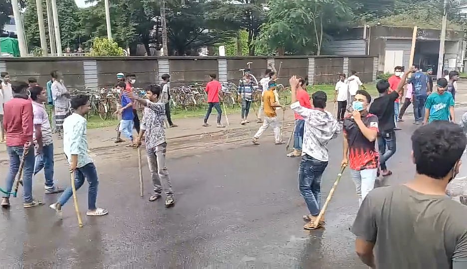 গাজীপুরের শ্রীপুরের বেড়াইদেরচালা গ্রামে ঝুট ব্যবসা নিয়ে বিএনপির দুই পক্ষের মধ্যে পাল্টাপাল্টি ধাওয়া