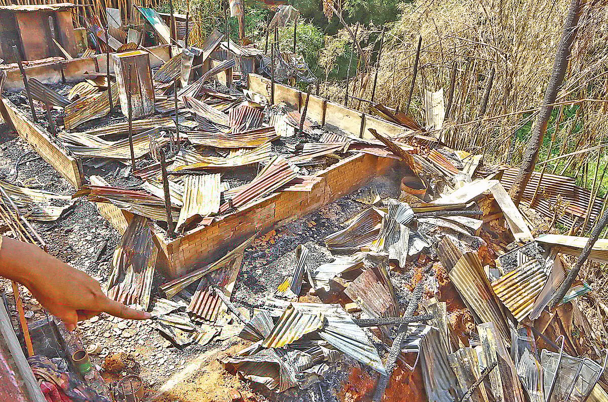 রাঙামাটি শহরের বনরূপা এলাকায় পুড়িয়ে দেওয়া একটি বসতবাড়ি। গত মঙ্গলবার দুপুরে