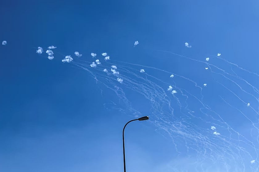 লেবানন থেকে ছোড়া ক্ষেপণাস্ত্র প্রতিহত করছে ইসরায়েলের ক্ষেপণাস্ত্রবিধ্বংসী প্রতিরক্ষাব্যবস্থা আয়রন ডোম। ২৫ সেপ্টেম্বর ২০২৪