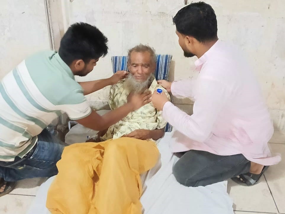 অসুস্থ হয়ে রাস্তায় পড়ে কাতরাচ্ছিলেন বৃদ্ধ শাহ আলম। উদ্ধারের পর হাসপাতালে ঠাঁই হয় তাঁর। গতকাল বিকেলে রাঙ্গুনিয়া উপজেলা স্বাস্থ্য কমপ্লেক্সে