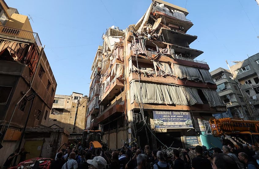 লেবাননের বৈরুতে ইসরায়েলি হামলায় বিধ্বস্ত একটি ভবন
