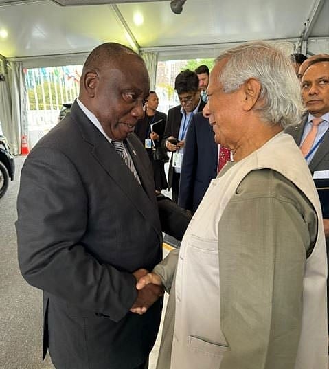 দক্ষিণ আফ্রিকার প্রেসিডেন্ট সিরিল রামাফোসা বুধবার নিউইয়র্কে জাতিসংঘের সদর দপ্তরে প্রধান উপদেষ্টা অধ্যাপক ড. মুহাম্মদ ইউনূসের সঙ্গে দেখা করেন