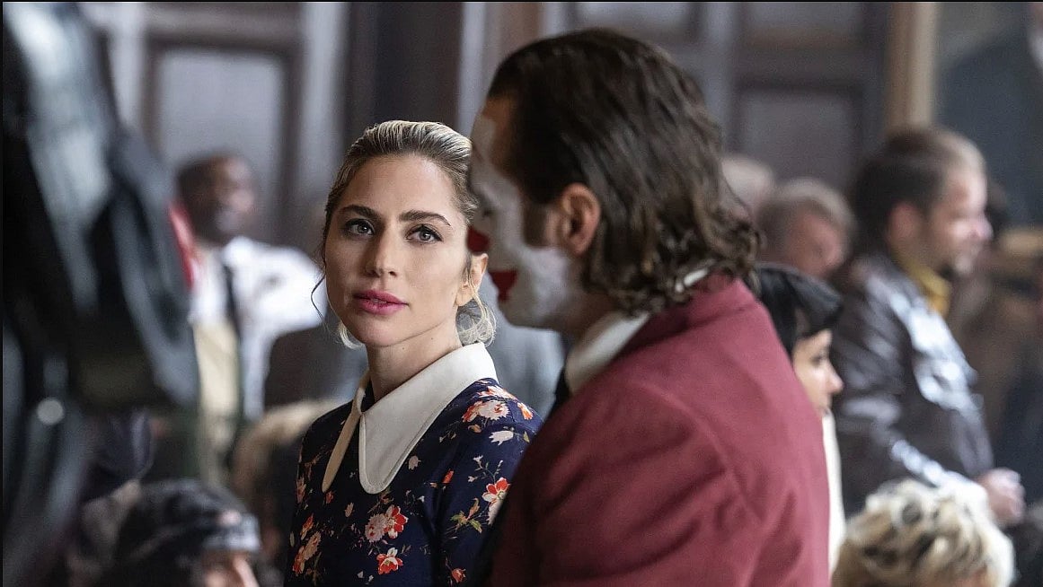 ‘জোকার: ফলি আ ডিউ’ ছবির দৃশ্যে জোয়াকিম ফিনিক্স ও লেডি গাগা