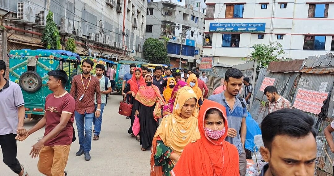 গাজীপুরের কালিয়াকৈর উপজেলার চন্দ্রা পল্লী বিদ্যুৎ এলাকায় ইন্টারস্টপ কারখানায় শ্রমিকেরা কাজে যোগ দিচ্ছেন। আজ বুধবার সকাল পৌনে আটটায়