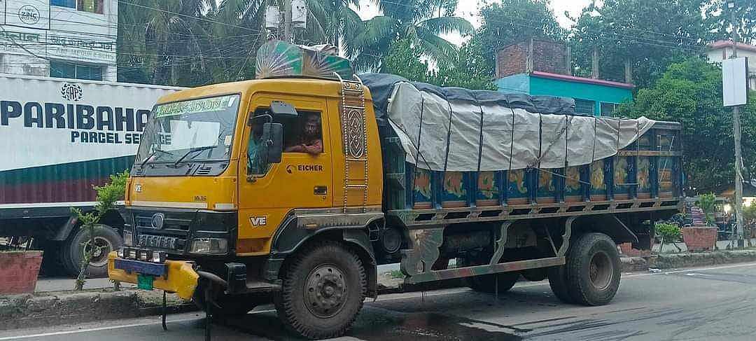ইলিশ বোঝাই ট্রাকটি যশোরের বেনাপোল বন্দরে রপ্তানির অপেক্ষায় আছে। আজ সকালে তোলা