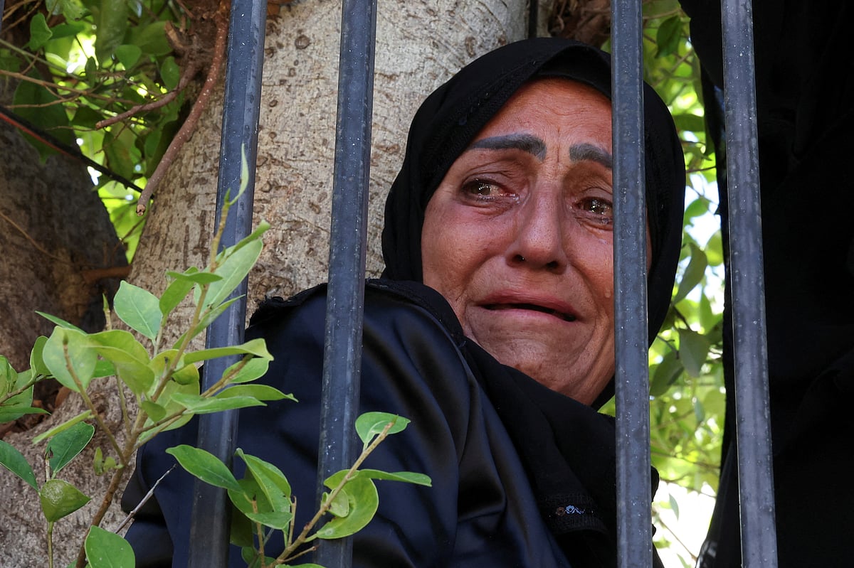 বাবা, মা ও ছেলেকে হারিয়ে শোকে মুহ্যমান লেবাননের নারী। লেবাননের জুন গ্রামে, ২৬ সেপ্টেম্বর ২০২৪