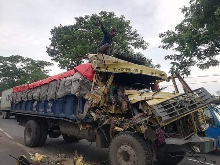 চট্টগ্রামের মিরসরাইয়ের বারইয়ারহাট বাজারের খান সিটি সেন্টার এলকায় এই ট্রাকের ধাক্কায় এক সাইকেল আরোহী নিহত হন