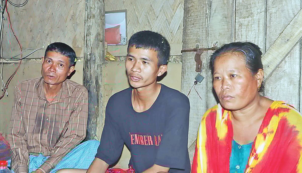 গত শুক্রবারের সহিংস ঘটনায় নিহত অনিক কুমার চাকমার বাবা আদর সেন চাকমা, ছোট ভাই কিশোর কুমার চাকমা ও মা তারাসুন্দরী চাকমা। গতকাল রাঙামাটি সদরের মগবান ইউনিয়নের নোয়া আদামে