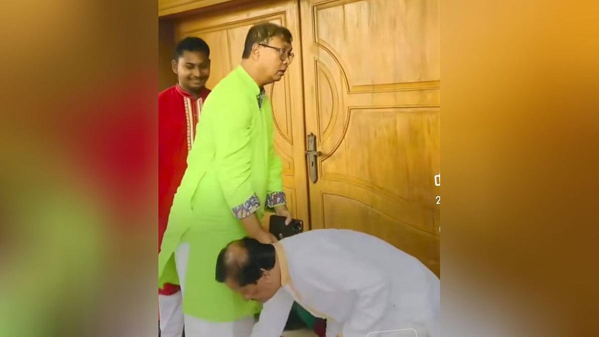 আলাউদ্দিন আহমেদ চৌধুরী (নাসিম) এলাকায় গেলে এভাবে পা ছুঁয়ে সালাম করতেন স্থানীয় জনপ্রতিনিধিরা। এই ছবিতে ফেনী জেলা পরিষদের চেয়ারম্যান ও জেলা আওয়ামী লীগের সহসভাপতি খায়রুল বাশার মজুমদারকে (তপন) পা ছুঁয়ে সালাম করতে দেখা যাচ্ছে