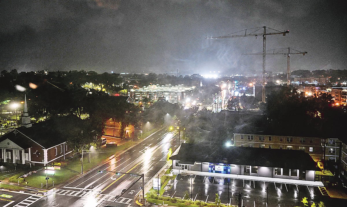 ঘূর্ণিঝড় হেলেন আঘাত হানার আগে রাস্তাঘাট জনশূন্য হয়ে পড়ে। এ সময় অনেক এলাকা বিদ্যুৎ–বিচ্ছিন্ন ছিল। গত বৃহস্পতিবার যুক্তরাষ্ট্রের ফ্লোরিডার তালাহাসে