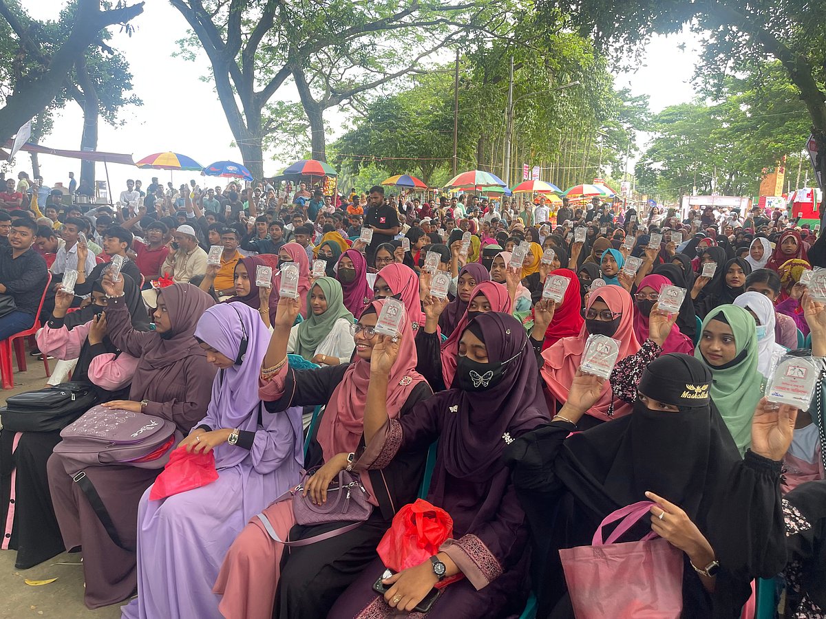 শিখো–প্রথম আলো সংবধনা অনুষ্ঠানে এসএসসি ও সমমান পরীক্ষায় জিপিএ-৫ প্রাপ্ত শিক্ষার্থীরা। শুক্রবার সকালে চাঁদপুর শহরের বড়স্টেশন মোলহেডে