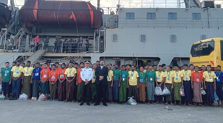 মিয়ানমারের রাজধানী সিথুয়ে বন্দর থেকে জাহাজে কক্সবাজারের উদ্দেশ্যে জাহাজে ওঠার আগে ৮৫ জন বাংলাদেশি। আজ রোববার সকালে নৌবাহিনীর জাহাজটি কক্সবাজার এসে পৌঁছানোর কথা