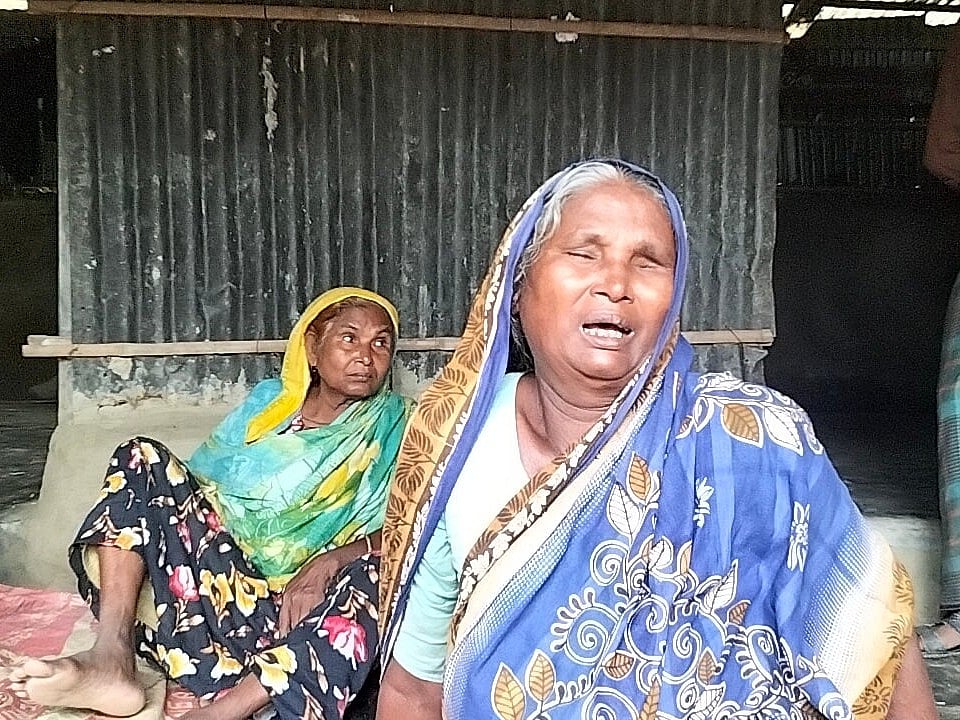 ছেলে তৌহিদুরকে পিটিয়ে হত্যার ঘটনায় আহাজারি করছিলেন মা তাহমিনা বেগম। আজ সকালে দিনাজপুর সদর উপজেলার সাহেবগঞ্জ জঙ্গলপাড়ায়