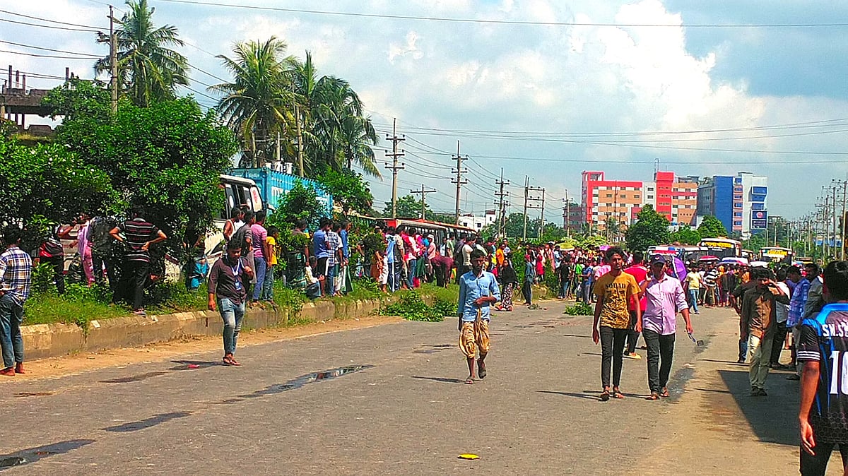গাজীপুরের মেম্বার বাড়ি এলাকায় সিল্কেন সুইং লিমিটেড কারখানার শ্রমিকদের বিক্ষোভ। শনিবার দুপুরে