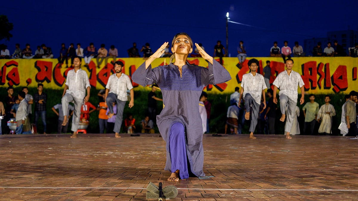 প্রচণ্ড কালেকটিভের প্রথম প্রযোজনা ‘প্রায় তিন/চারজন’ নাটকের দৃশ্য। ছবি: দলের সৌজন্যে