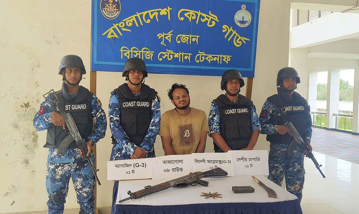 কক্সবাজারের টেকনাফে মিয়ানমার থেকে চোরাইপথে আনা জি-থ্রি রাইফেলসহ গ্রেপ্তার পাচারকারী। আজ সকালে
