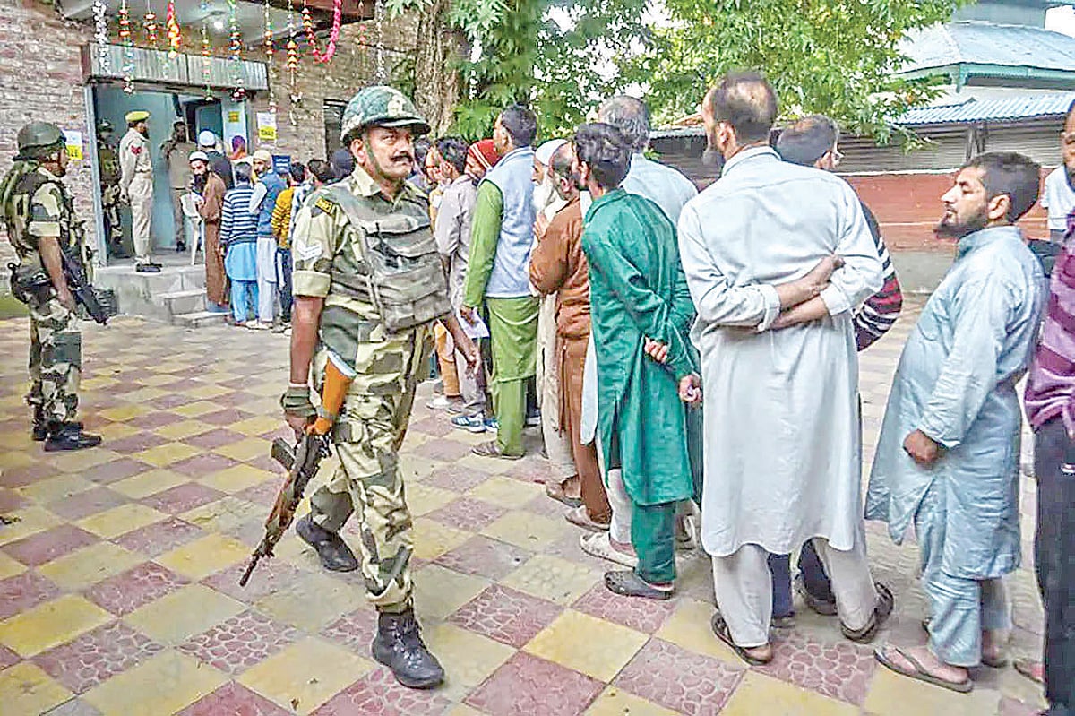 উৎসাহ ও উদ্দীপনায় ভূস্বর্গে খই ফোটা ফুটছে। তিন দফার ভোটের দুই দফাই ঝঞ্ঝাটহীন