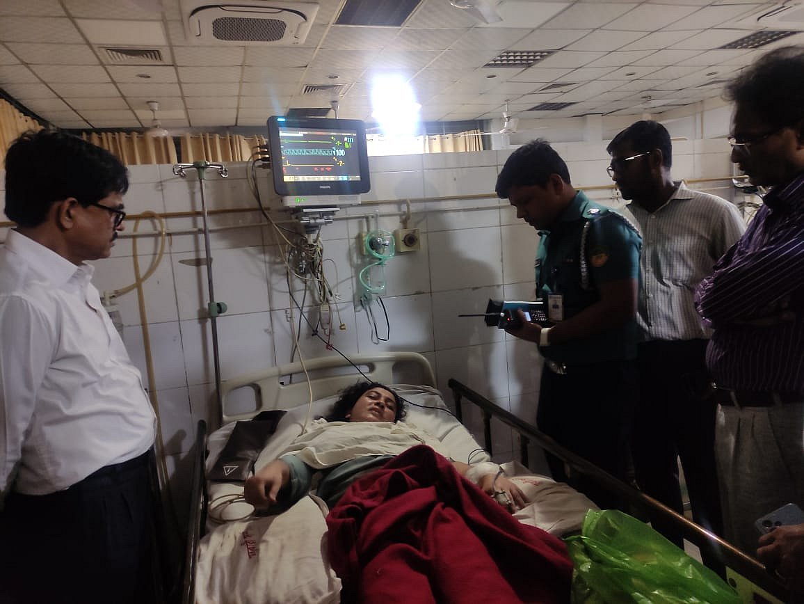 গাজীপুরে দুই ব্যাংক কর্মকর্তা ও আনসার সদস্যদের কুপিয়ে ব্যাংকের সাত লাখ টাকা ছিনতাই করা হয়েছে। রোববার গাজীপুরের শহীদ তাজউদ্দিন আহমদ মেডিকেল কলেজ হাসপাতালে