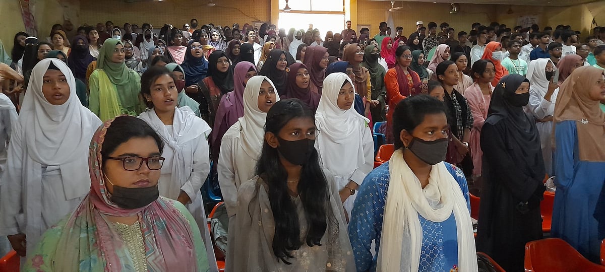 শিখো-প্রথম আলো আয়োজিত কৃতি শিক্ষার্থীদের সংবর্ধনা অনুষ্ঠানে বৈষম্যবিরোধী ছাত্র আন্দোলনে নিহতদের স্মরণে এক মিনিট নীরবতা পালন করা হয়। আজ সকালে জেলা শিল্পকলা একাডেমি মিলনায়তনে