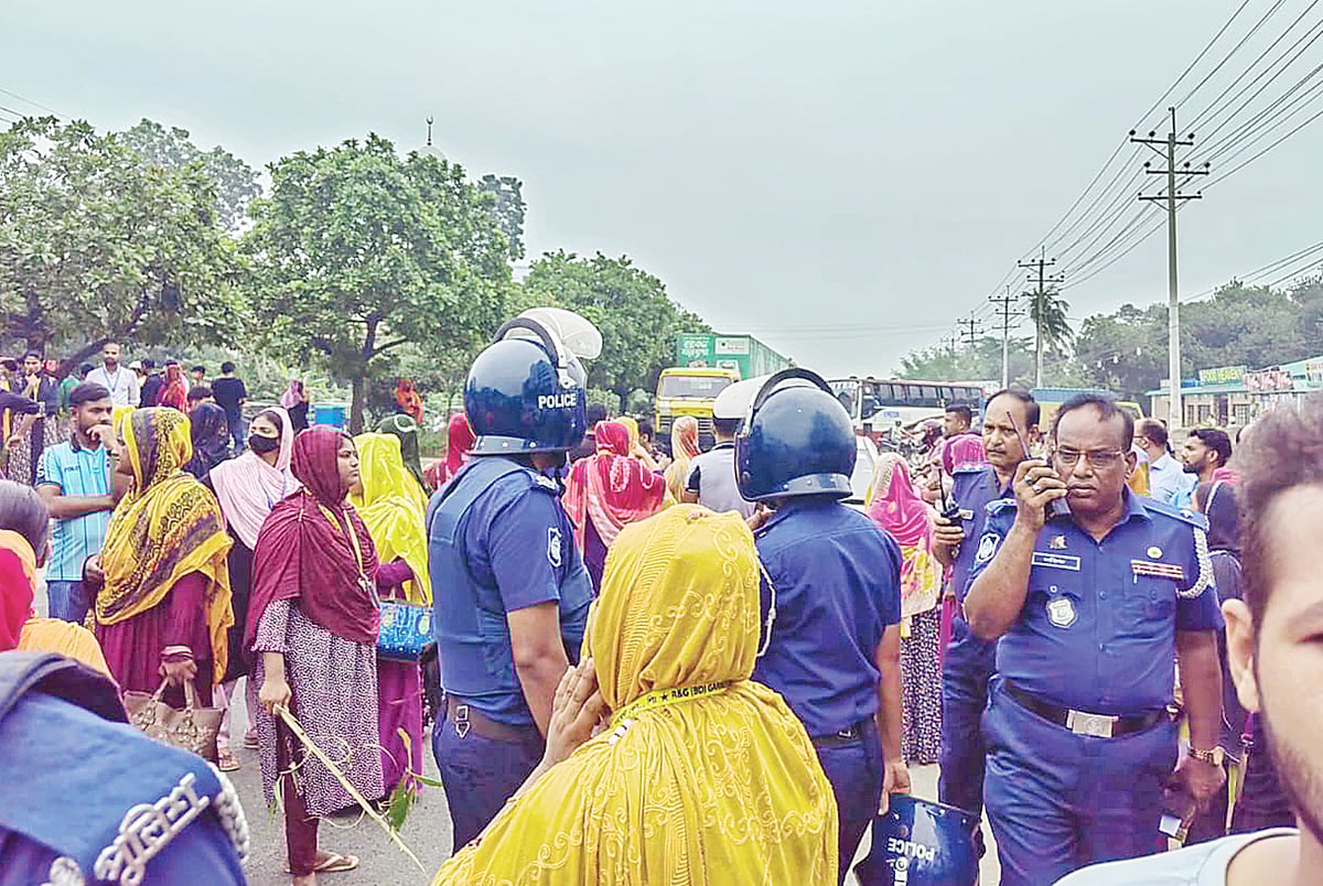 ঢাকা-ময়মনসিংহ মহাসড়ক অবরোধ করে শ্রমিকদের বিক্ষোভ। গতকাল সকালে গাজীপুর সদরের ভবানীপুর এলাকায়